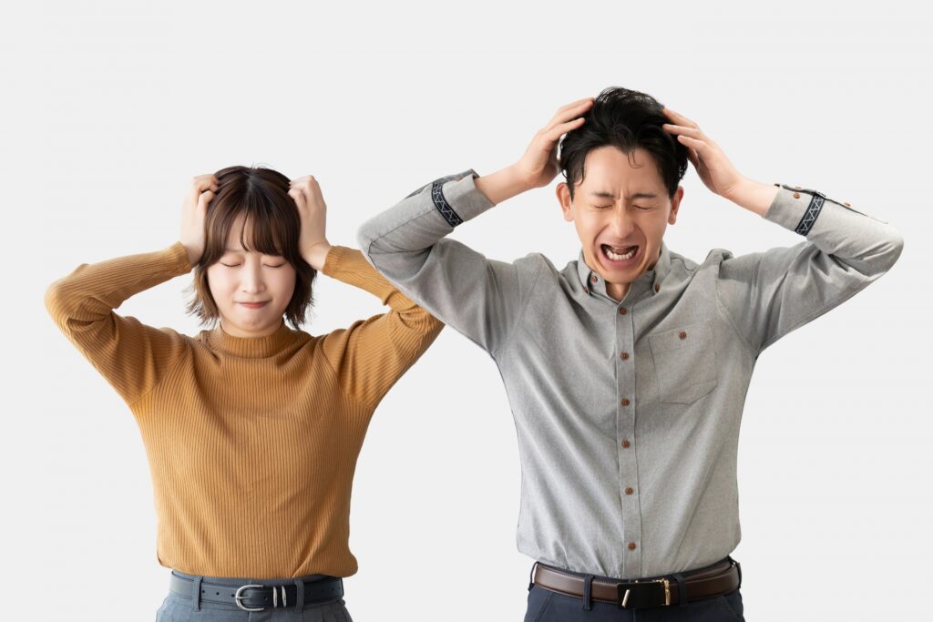 悩む男女